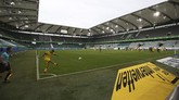 Sisi Lain Bundesliga Dortmund's Raphael Guerreiro takes a corner kick during the German Bundesliga soccer match between VfL Wolfsburg and Borussia Dortmund in Wolfsburg, Germany, Saturday, May 23, 2020. The German Bundesliga is the world's first major soccer league to resume after a two-month suspension because of the coronavirus pandemic. (AP Photo/Michael Sohn, Pool)