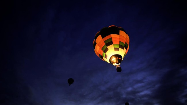 Seorang pilot meninggal dan dua penumpang terluka parah setelah balon udara mereka naiki jatuh di dekat tepi Sungai Rhine, Jerman.