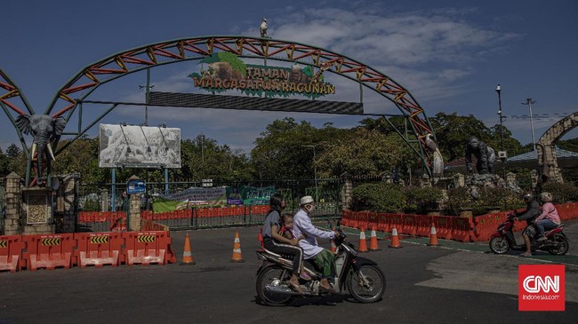Suasana di Taman Marga Satwa Ragunan saat hari kedua Idulfitri 1441 Hijriah, Jakarta, Senin, 25 Mei 2020. CNN Indonesia/Bisma Septalisma