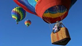 Langit New Mexico Dihiasi Ratusan Balon Udara