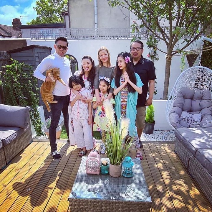 <p>4. Angie Virgin   Pesinetron Angie Virgin memilih #stayathome saat merayakan Hari Raya Idul Fitri di London, Inggris. Angie tampak merayakan bersama suami, kedua anaknya, dan kerabat yang menetap di sana, Bunda. (Fotp: Instagram @angie_virgin)</p>