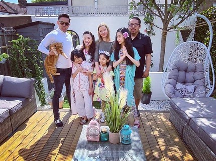 5 Potret Hangat Artis Indonesia Lebaran di Luar Negeri Bersama Keluarga