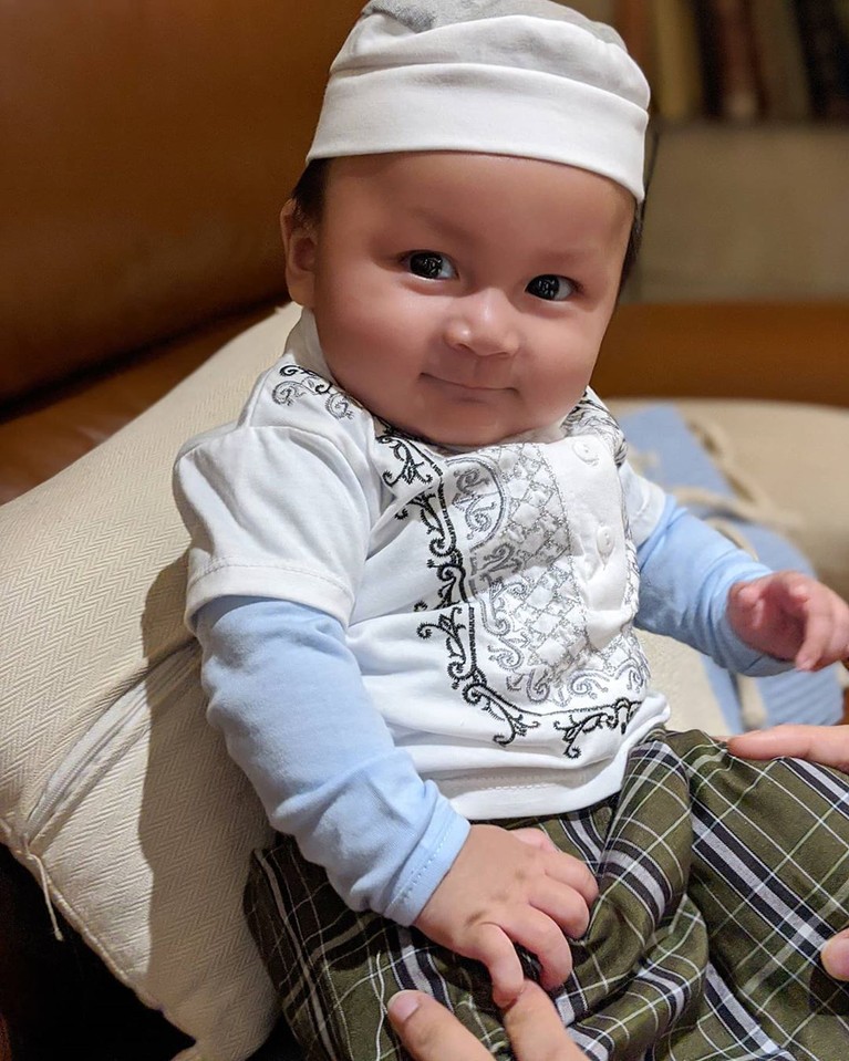 Anak artis pakai baju muslim Anak artis pakai baju muslim
