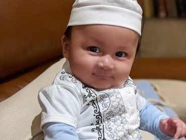 img-title Gemasnya 7 Anak Seleb Pakai Baju Muslim, Ada yang Mirip Pangeran Arab