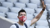 Sisi Lain Bundesliga Munich's Robert Lewandowski waves prior to the German Bundesliga soccer match between Bayern Munich and Eintracht Frankfurt in Munich, Germany, Saturday, May 23, 2020. (Andreas Gebert/pool via AP)