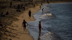 Kaum Nudis di Pantai Spanyol Kesal Kerap Ditertawakan Turis Berpakaian