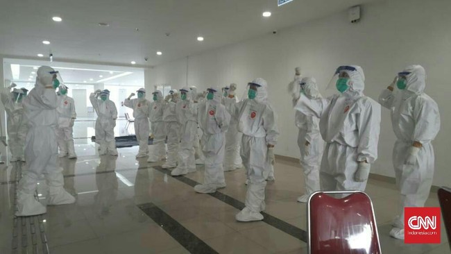 Petugas kebersihan RS Darurat Wisma Atlet tetap bekerja saat lebaran.