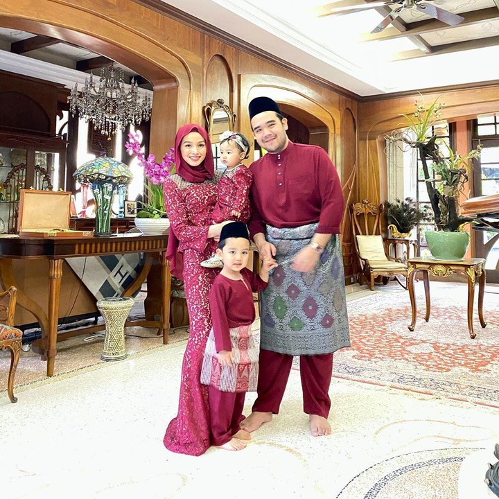 <p>1. Tya Arifin   Sejak dipersunting Asyraf Khalid, Tya Arifin menetap di Malaysia. Menantu penyanyi Siti Nurhaliza ini merayakan Idul Fitri 1441 H bersama keluarga besar suaminya. (Foto: Instagram @tyaarifinnw)</p>