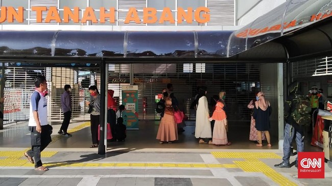 Jelang Stasiun Tanah Abang kembali beroperasi pukul 19.00 WIB, antrean penumpang sudah mengular sejak 45 menit sebelum jadwal buka.