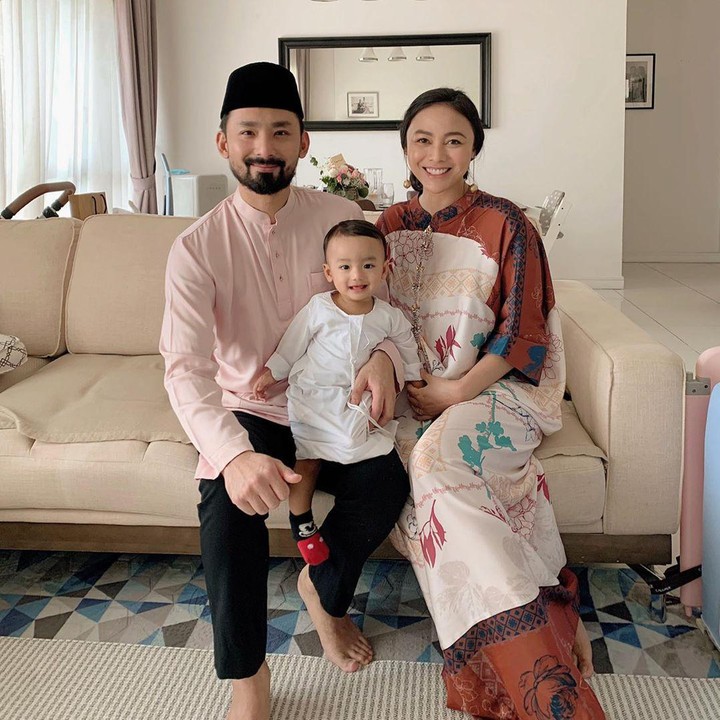 <p>2. Whulandary   Nah, kalau Putri Indonesia 2013 Whulandary Lebaran bertiga bersama sang suami Nik Ibrahim dan putranya Nik Zayn Nik Ibrahim di Kuala Lumpur, Malaysia. (Foto: Instagram @whulandary)</p>