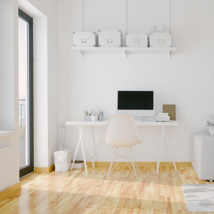 Meja dan kursi berwarna putih bisa menjadi pilihan Bunda saat mendekorasi rumah minimalis. Warna putih memberikan kesan bersih dan menenangkan. (Foto: iStock)