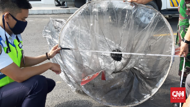 Petugas Bandara Ahmad Yani Semarang mengamankan balon udara yang jatuh di area runaway bandara.