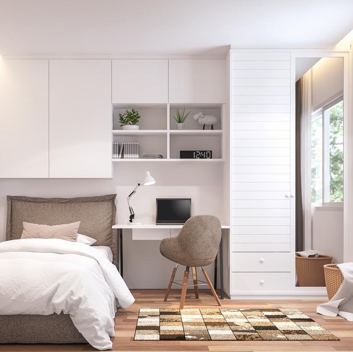 Dengan ruang terbatas di rumah minimalis, Bunda bisa menyisakan satu space untuk meja kerja di antara kabinet dan lemari. (Foto: iStock)