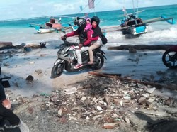 Viral Foto Pemotor Tembus Jalur Pantai, Awas Gelombang Tinggi!
