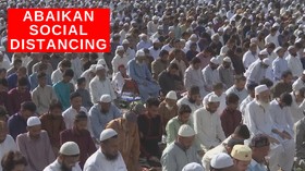 VIDEO: Warga Berdesakan dan Abaikan Jaga Jarak Sosial
