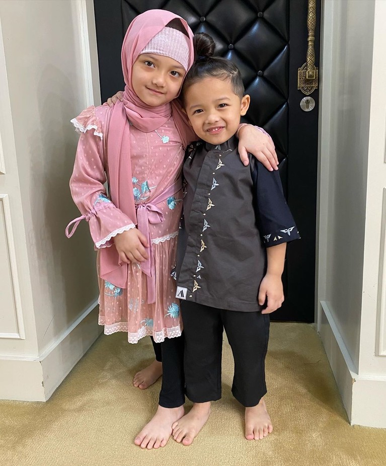 Anak artis pakai baju muslim Anak artis pakai baju muslim