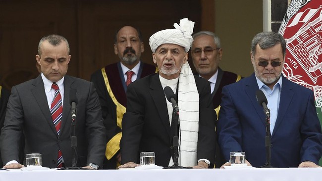 Presiden Afghanistan, Ashraf Ghani, tetap melanjutkan salat Iduladha meski terjadi serangan roket di dekat istana kepresidenan.