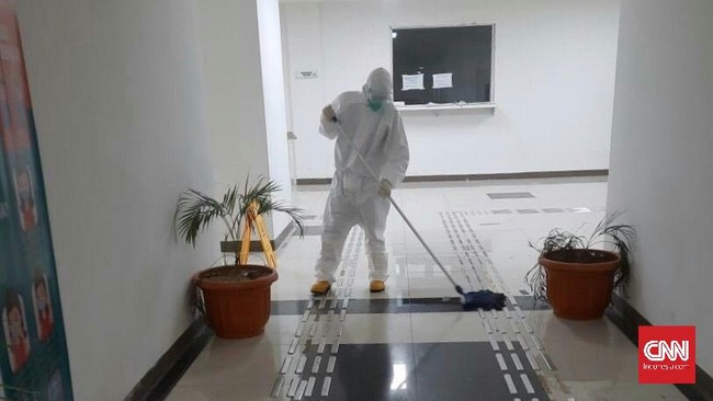 Petugas kebersihan RS Darurat Wisma Atlet tetap bekerja saat lebaran.