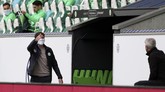 Sisi Lain Bundesliga Wolfsburg's head coach Oliver Glasner, left, greets Dortmund's head coach Lucien Favre from a distance before the start of the German Bundesliga soccer match between VfL Wolfsburg and Borussia Dortmund in Wolfsburg, Germany, Saturday, May 23, 2020. The German Bundesliga is the world's first major soccer league to resume after a two-month suspension because of the coronavirus pandemic. (AP Photo/Michael Sohn, Pool)