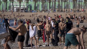FOTO: Penduduk Eropa Kembali Nikmati Pantai