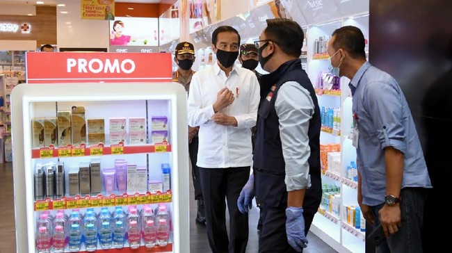 Presiden Joko Widodo meninjau kesiapan prosedur new normal di Summarecon Mal Bekasi, Selasa (26/5) / FOTO: Muchlis-Biro Setpres