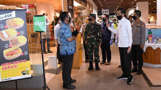 Presiden Joko Widodo meninjau kesiapan prosedur new normal di Summarecon Mal Bekasi, Selasa (26/5) / FOTO: Muchlis-Biro Setpres