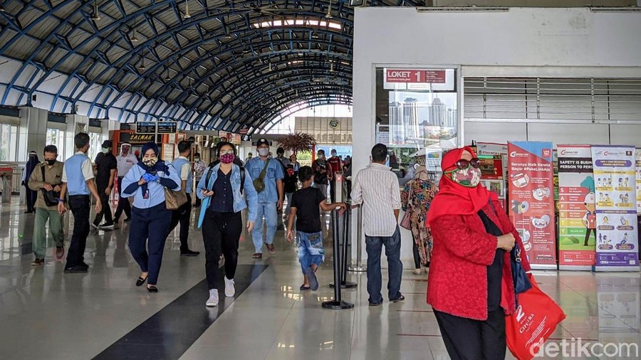 Meskipun tidak ada cuti bersama Idul Fitri 1414 H, penumpang KRL masih terpantau sepi. Seperti yang terlihat di Stasiun Kebayoran, Jaksel, Selasa (26/5/2020).