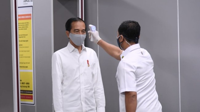 Presiden Joko Widodo meninjau persiapan protokol kesehatan di stasiun MRT, Selasa (26/5)