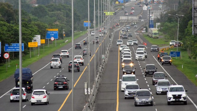 Arus lalu lintas di berbagai jalan tol terpantau lancar hingga Sabtu (15/4) siang.