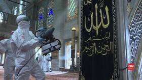 VIDEO: Masjid di Turki Disemprot Disinfektan Sebelum Dibuka