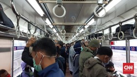 KRL Mulai Ramai, Petugas Terapkan Protokol Pandemi Covid-19