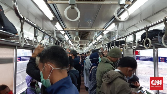 Situasi stasiun manggarai pada hari pertama kerja usai lebaran, Selasa (26/5)