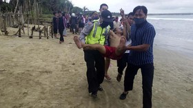 Berlibur di Tengah Corona, 3 Turis Terseret Ombak di Banten