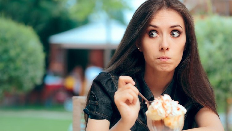 Es Krim Ilustrasi wanita makan es krim.
