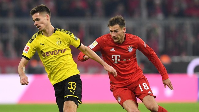 Bayern Munich's midfielder Leon Goretzka (R) and Dortmund's midfielder Julian Weigl (L) vie for the ball during the German first division Bundesliga football match FC Bayern Munich vs BVB Borussia Dortmund in Munich, southern Germany, on November 9, 2019. (Photo by Christof STACHE / AFP) / DFL REGULATIONS PROHIBIT ANY USE OF PHOTOGRAPHS AS IMAGE SEQUENCES AND/OR QUASI-VIDEO
