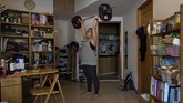 Karantina dan Gelang Untuk Warga yang Kembali ke Hong Kong Associated Press reporter Zen Soo lifts weights at home while serving a two-week home quarantine in Hong Kong, April 17, 2020. (AP Photo/Vincent Yu)