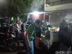 Pasar Jember Ditutup, Pedagang Jualan di Jalan Tanpa Protokol Kesehatan