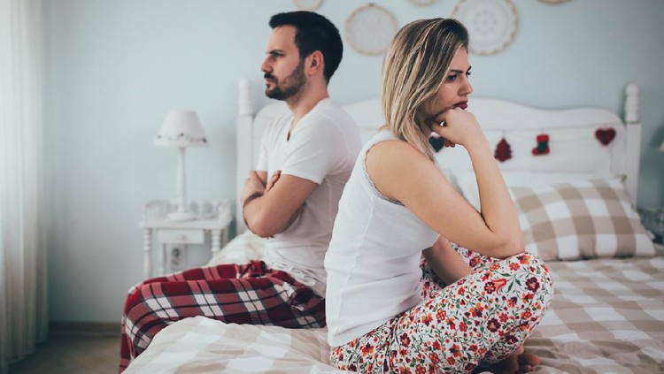 Couple having arguments and sexual problems in bed