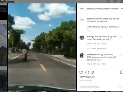 Pemotor Menyeberang Mendadak, Mobil Ini Oleng dan Tabrak Tembok