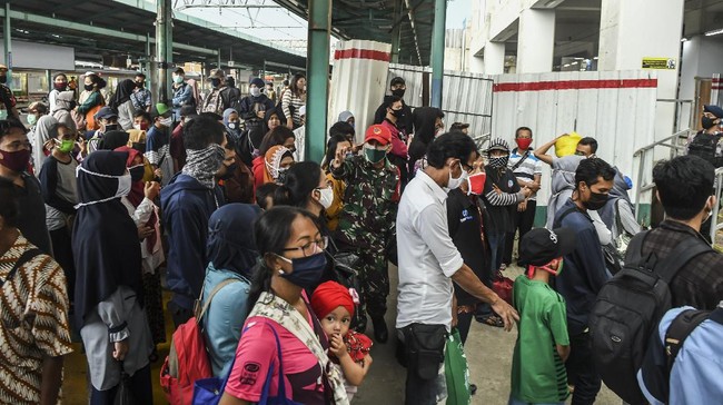 Prajurit TNI mengatur jarak para calon penumpang Kereta Rel Listrik (KRL) di Stasiun Manggarai, Jakarta, Senin (25/5/2020). PT Kereta Commuter Indonesia atau KCI melaporkan volume pengguna KRL saat pembatasan operasional di hari Lebaran 2020 turun 90 persen dibanding tahun sebelumnya, hal itu merupakan imbas dari pembatasan jam operasional yaitu pada pagi hari pukul 05.00 - 08.00 WIB dan sore hari pukul 16.00 - 18.00 WIB.  ANTARA FOTO/Muhammad Adimaja/hp.