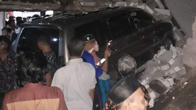 Kondisi rumah warga Desa Bangunrejo, Kecamatan Pamotan, Kabupaten Rembang, Jawa Tengah, yang rusak parah akibat diseruduk mobil panther, Senin (25/5) malam. (ANTARA/HO-warga)
