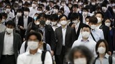 Denyut Bisnis Jepang Ketika Darurat Corona Dicabut A station passageway is crowded with commuters wearing face mask during a rush hour Tuesday, May 26, 2020, in Tokyo. Japanese Prime Minister Shinzo Abe lifted a coronavirus state of emergency in Tokyo and four other remaining prefectures on Monday, May 25, ending the declaration that began nearly eight weeks ago.(AP Photo/Eugene Hoshiko)