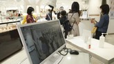 Denyut Bisnis Jepang Ketika Darurat Corona Dicabut A thermography camera monitors as the customers enter a building Monday, May 25, 2020, in Tokyo. Japan's Prime Minister Shinzo Abe is expected to remove a coronavirus state of emergency from Tokyo and four other remaining prefectures later in the day. (AP Photo/Eugene Hoshiko)