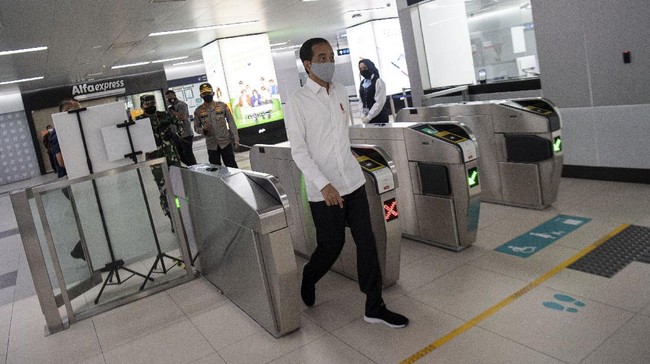 Presiden RI ke-7 Joko Widodo membagikan momen berkeliling naik MRT bersama keluarganya selama menghabiskan akhir pekan di Jakarta.