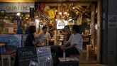 Denyut Bisnis Jepang Ketika Darurat Corona Dicabut People gather for dinner and drinks at a restaurant in Tokyo May 11, 2020. In this country driven by conformity and consensus, the pandemic is pitting those willing to follow the request for a self-restraint against a sizable minority resisting the calls to stay home. (AP Photo/Kiichiro Sato)