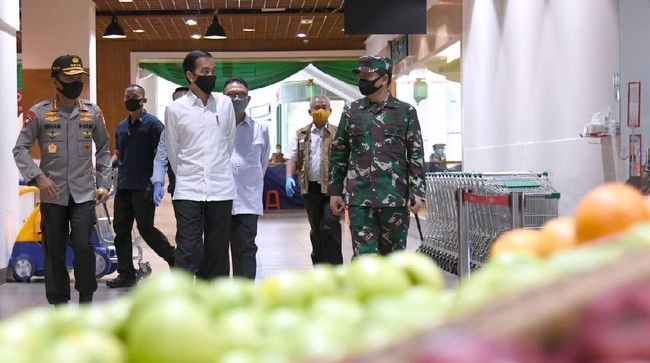 Presiden Joko Widodo meninjau kesiapan prosedur new normal di Summarecon Mal Bekasi, Selasa (26/5) / FOTO: Muchlis-Biro Setpres