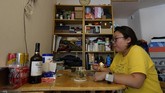 Karantina dan Gelang Untuk Warga yang Kembali ke Hong Kong Associated Press reporter Zen Soo eats her lunch at the dining table at home while serving a two-week home quarantine in Hong Kong, April 17, 2020. Hong Kong issued quarantine wristbands to monitor returning residents of the city while they serve their mandatory 14-day quarantine, in a bid to curb local transmissions of COVID-19 during the pandemic. (AP Photo/Vincent Yu)