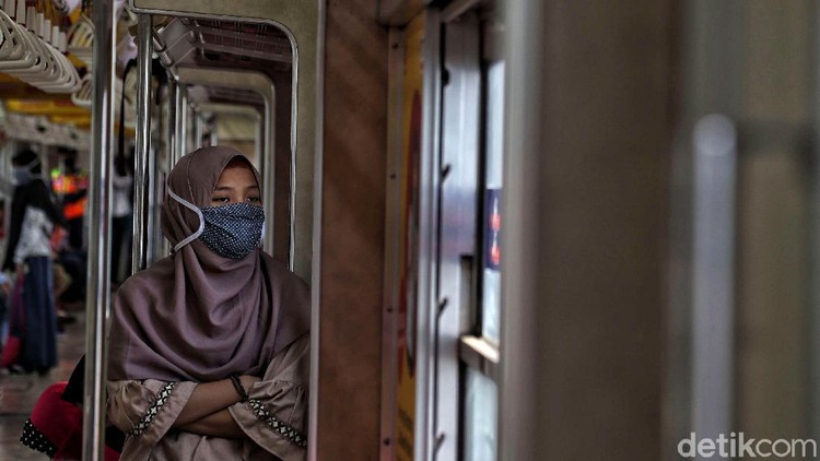 Imbauan memakai masker di angkutan umum telah digalakkan sejak penerapan PSBB. Hingga kini para penumpang KRL pun tertib dengan imbauan tersebut.