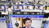 Denyut Bisnis Jepang Ketika Darurat Corona Dicabut TV sets show a news conference by Japan's Prime Minister Shinzo Abe, at an electric store in Urayasu, near Tokyo Monday, May 25, 2020. Abe lifted a coronavirus state of emergency in Tokyo and four other remaining areas on Monday, ending the restrictions nationwide as businesses begin to reopen. (Kyodo News via AP)