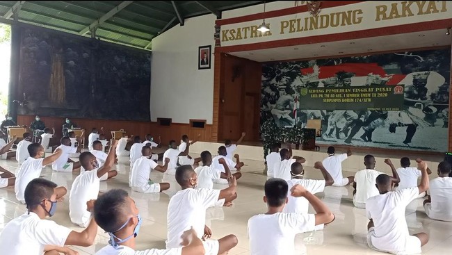 Putra asli Papua bernama Yusuf Rony Kabarjay (20 th) dinyatakan lulus menjadi anggota dalam rekrutmen Sekolah Calon Tamtama Prajurit Karier (Secata PK) Gelombang I tahun 2020 di Korem 174/ATW pada Rabu (21/5) lalu.